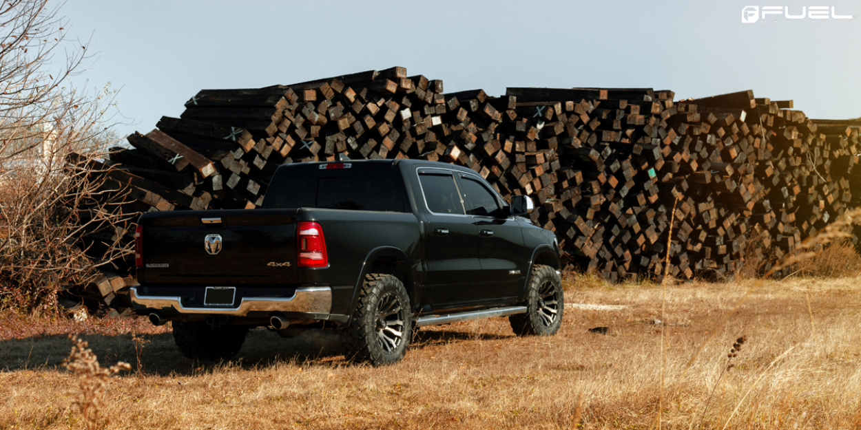 Ram 1500 Dt mit Fuel Blitz 20-Zoll-Felgen