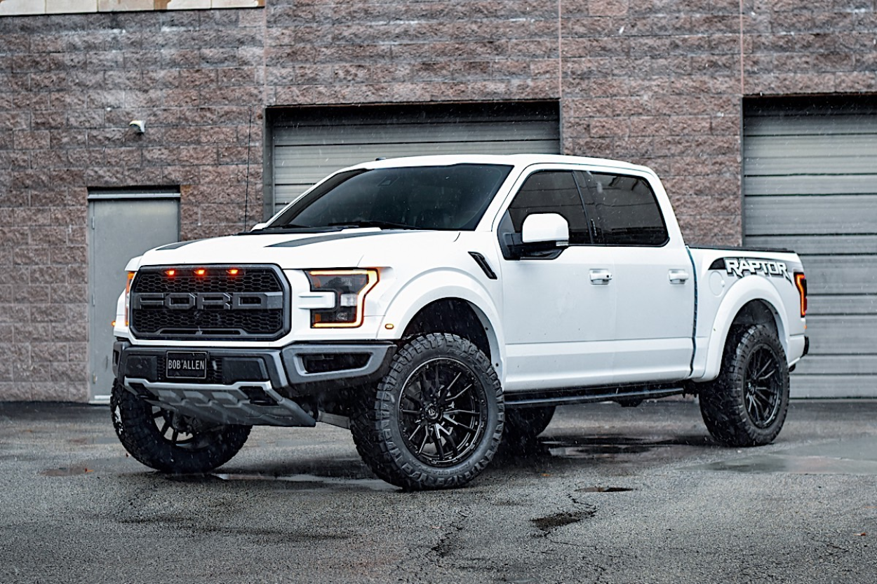 Ford F150 Raptor com jantes Fuel Rebel pretas de 22 polegadas
