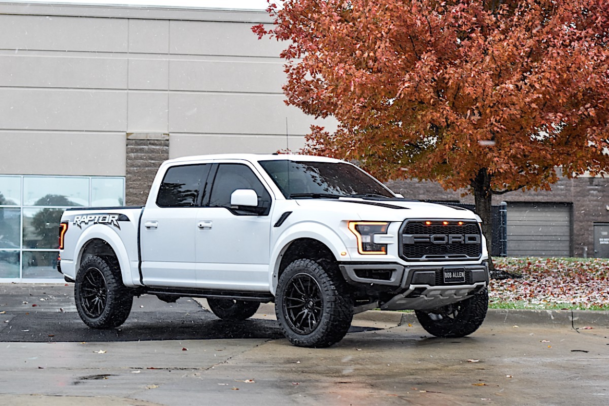 Ford F150 Raptor com jantes Fuel Rebel pretas de 22 polegadas