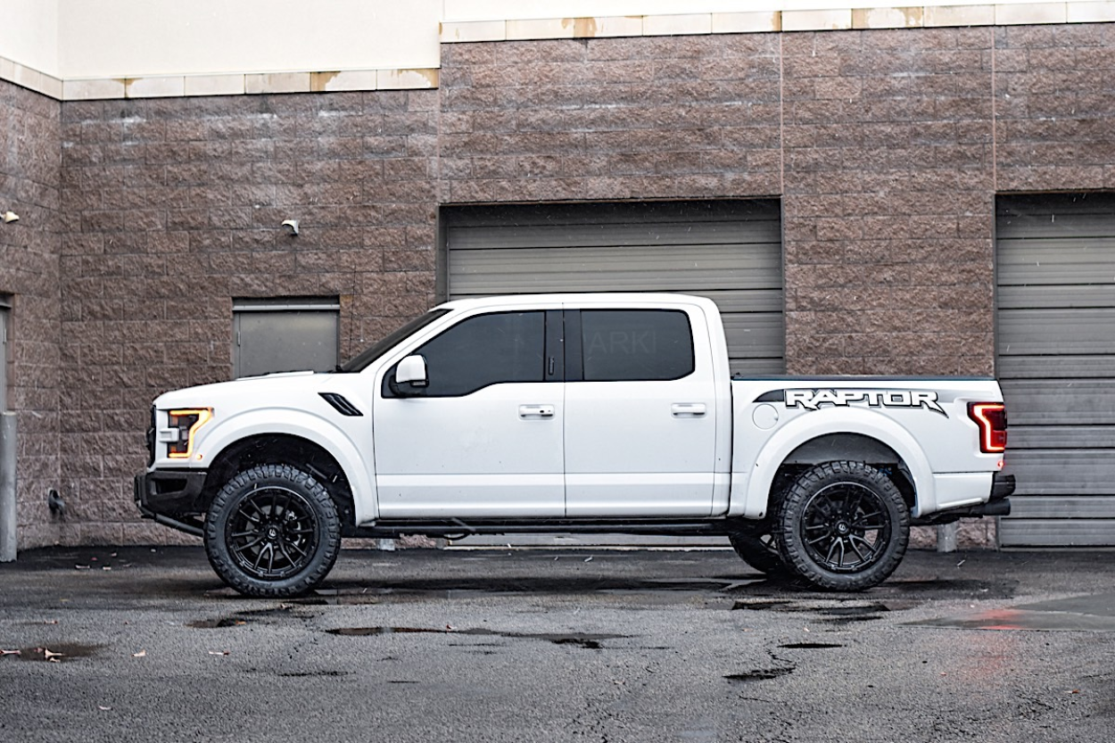 Ford F150 Raptor com jantes Fuel Rebel pretas de 22 polegadas