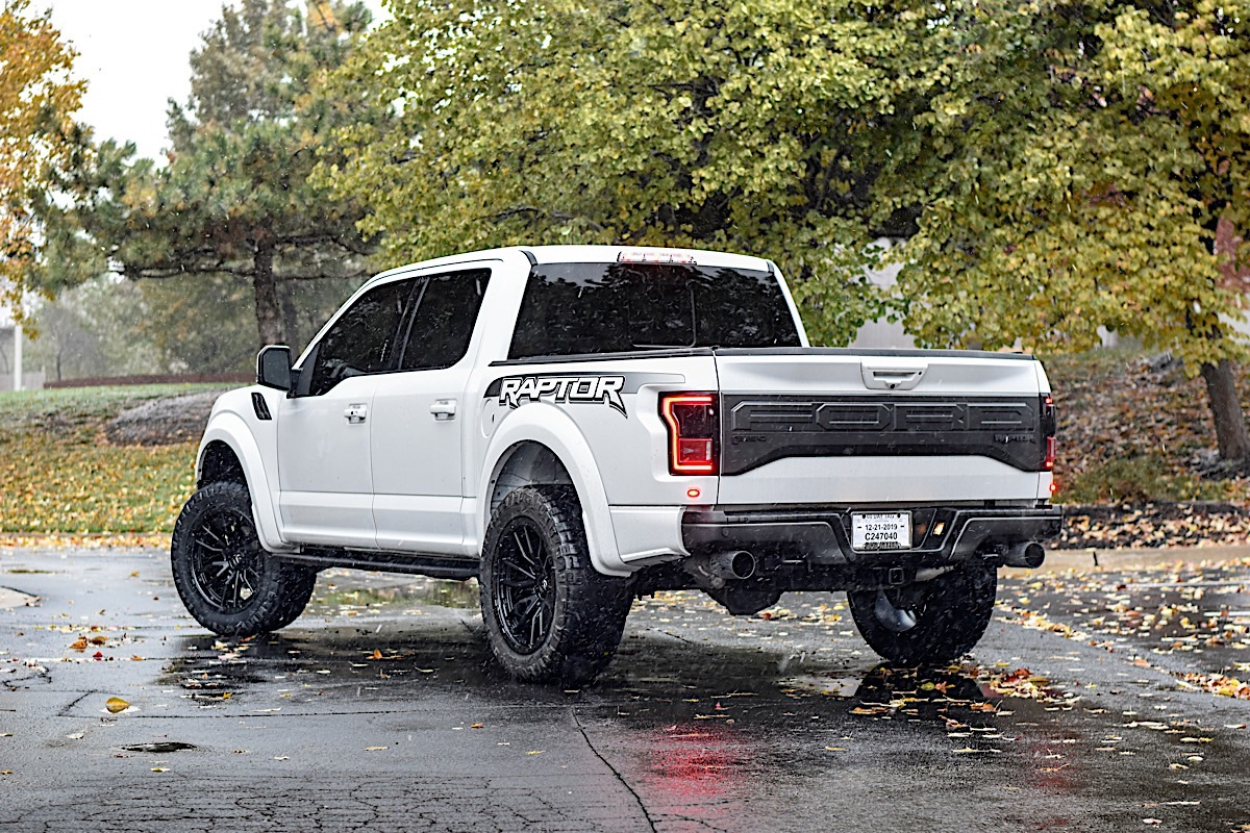 Ford F150 Raptor com jantes Fuel Rebel pretas de 22 polegadas