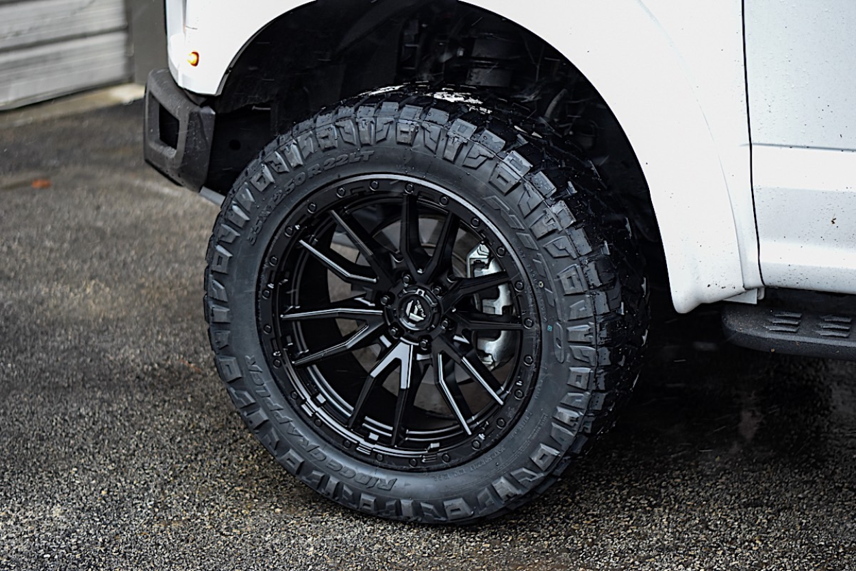 Ford F150 Raptor com jantes Fuel Rebel pretas de 22 polegadas