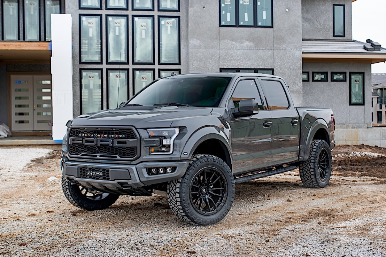 Ford F150 Raptor 22-tuumaisilla mustilla Fuel Rebel -vanteilla varustettuna