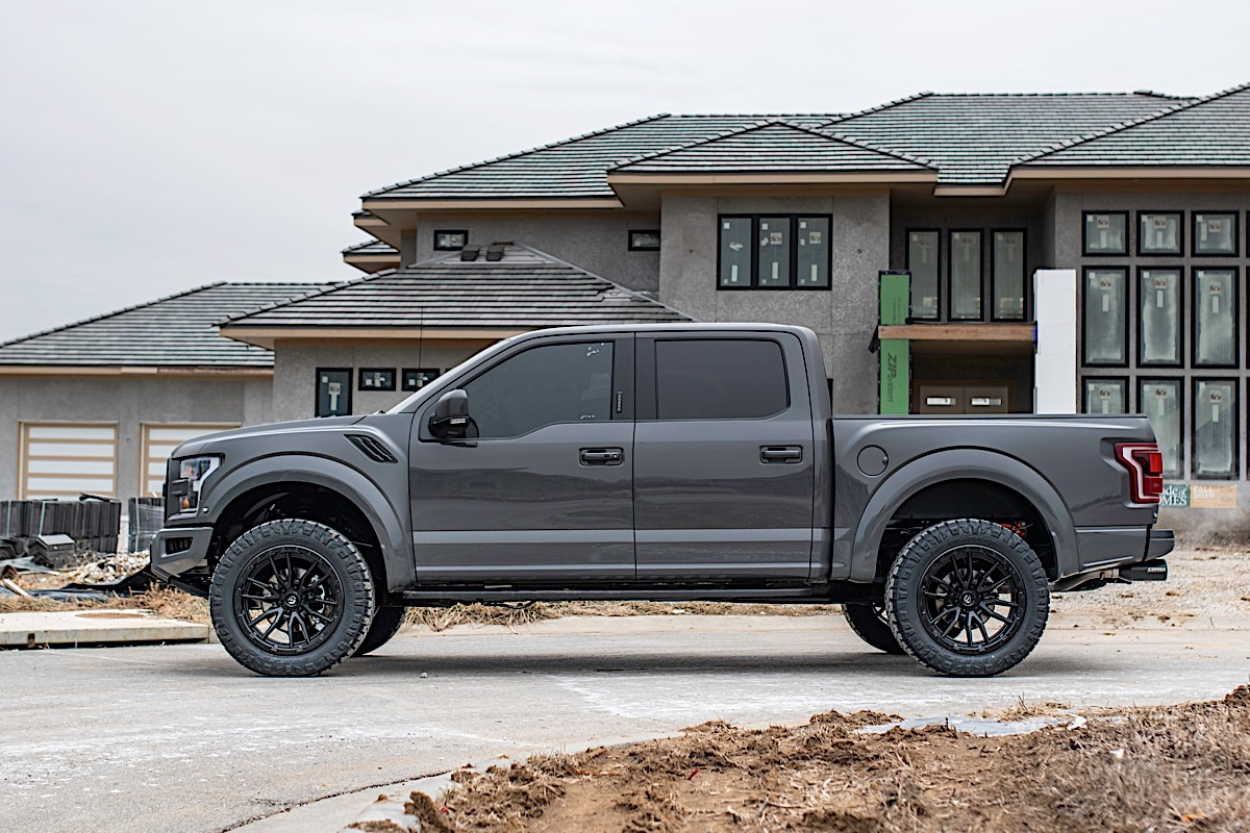 Ford F150 Raptor 22-tuumaisilla mustilla Fuel Rebel -vanteilla varustettuna