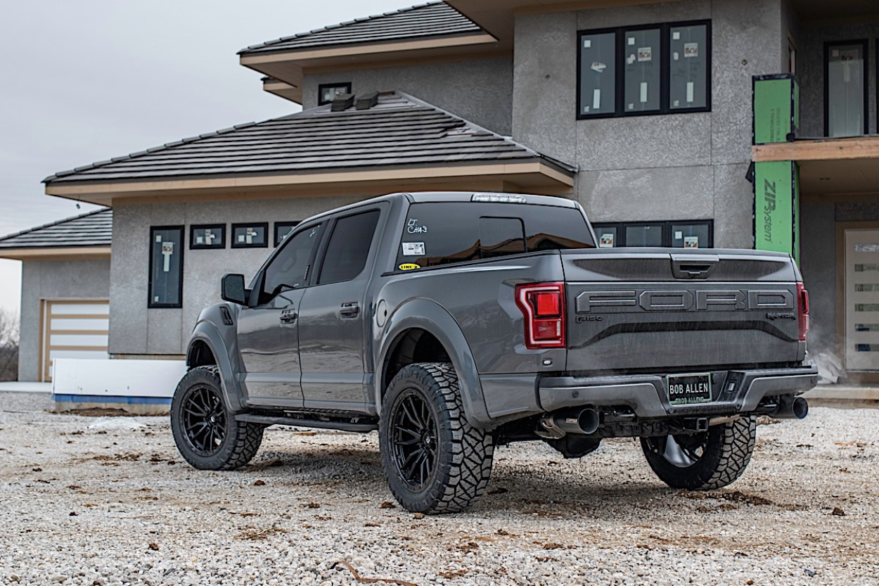 Ford F150 Raptor 22-tuumaisilla mustilla Fuel Rebel -vanteilla varustettuna