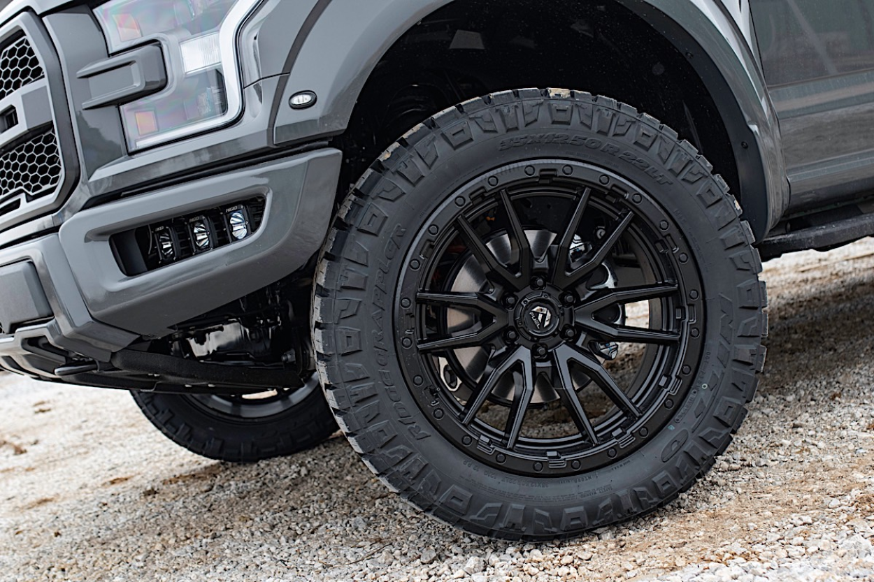 Ford F150 Raptor 22-tuumaisilla mustilla Fuel Rebel -vanteilla varustettuna