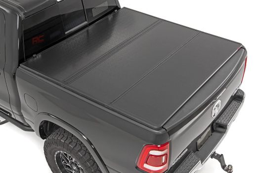 45309550A Rough Country (HARD FOLDING BED COVER | 5.5 FT BED | RAM 1500 2WD/4WD)