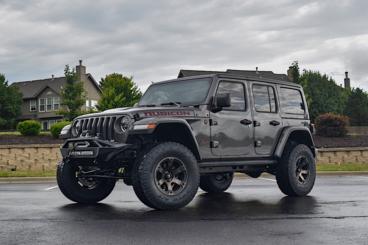 Jeep Wrangler JL com pneus Fuel Beast 17x9 ET -12 e acessórios Off-Road