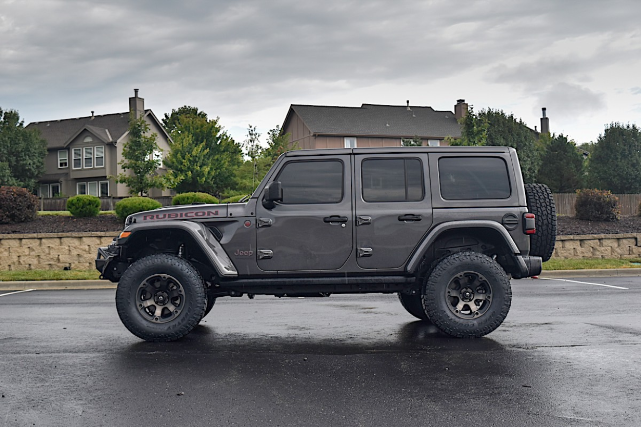 Jeep Wrangler JL com pneus Fuel Beast 17x9 ET -12 e acessórios Off-Road