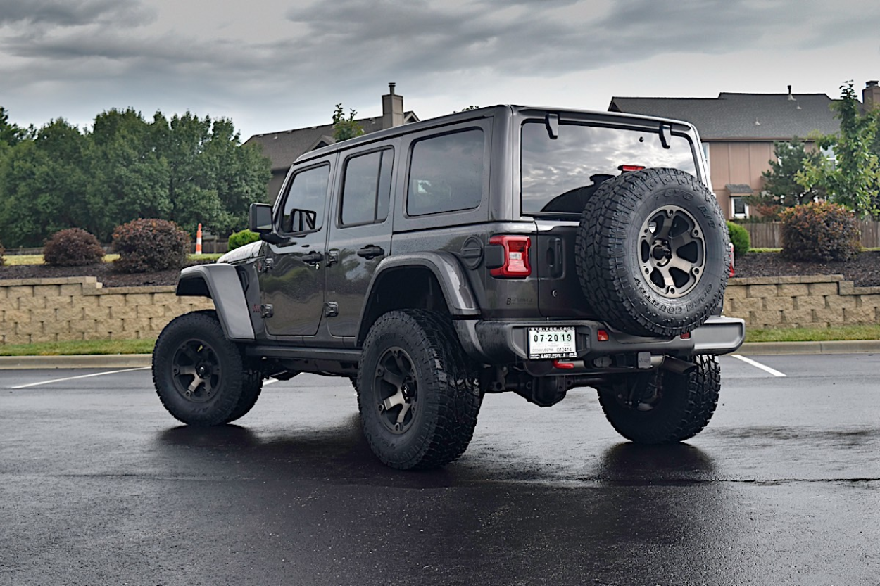 Jeep Wrangler JL com pneus Fuel Beast 17x9 ET -12 e acessórios Off-Road