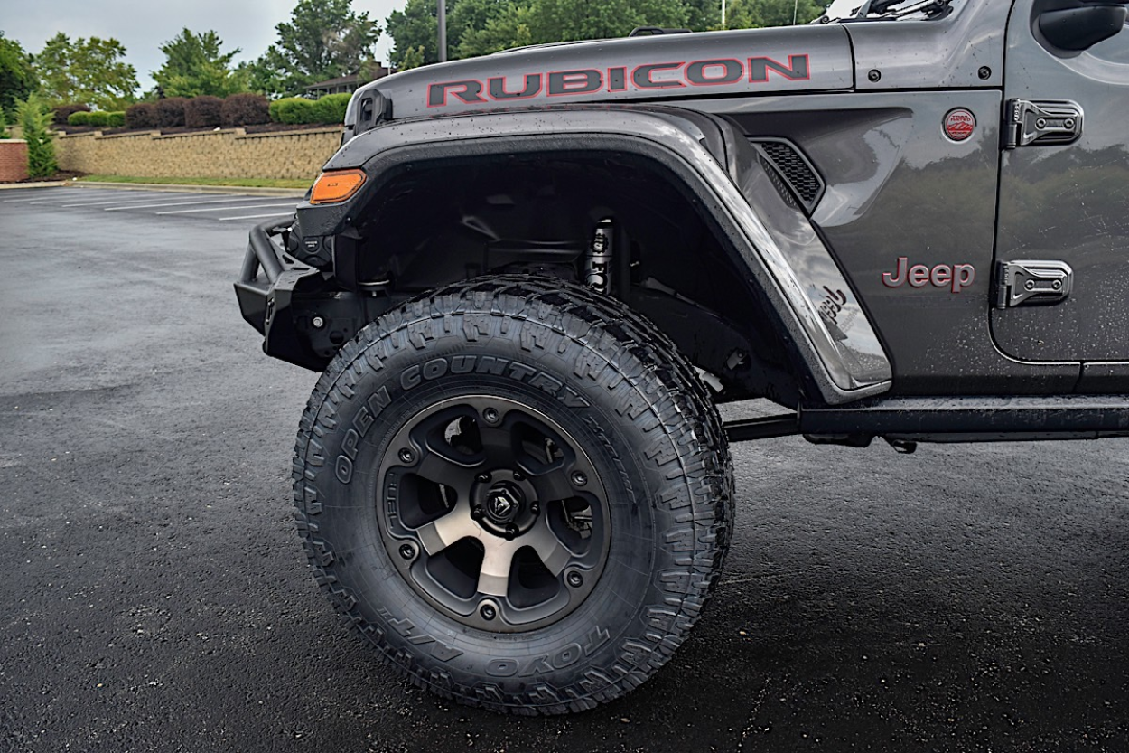 Jeep Wrangler JL com pneus Fuel Beast 17x9 ET -12 e acessórios Off-Road