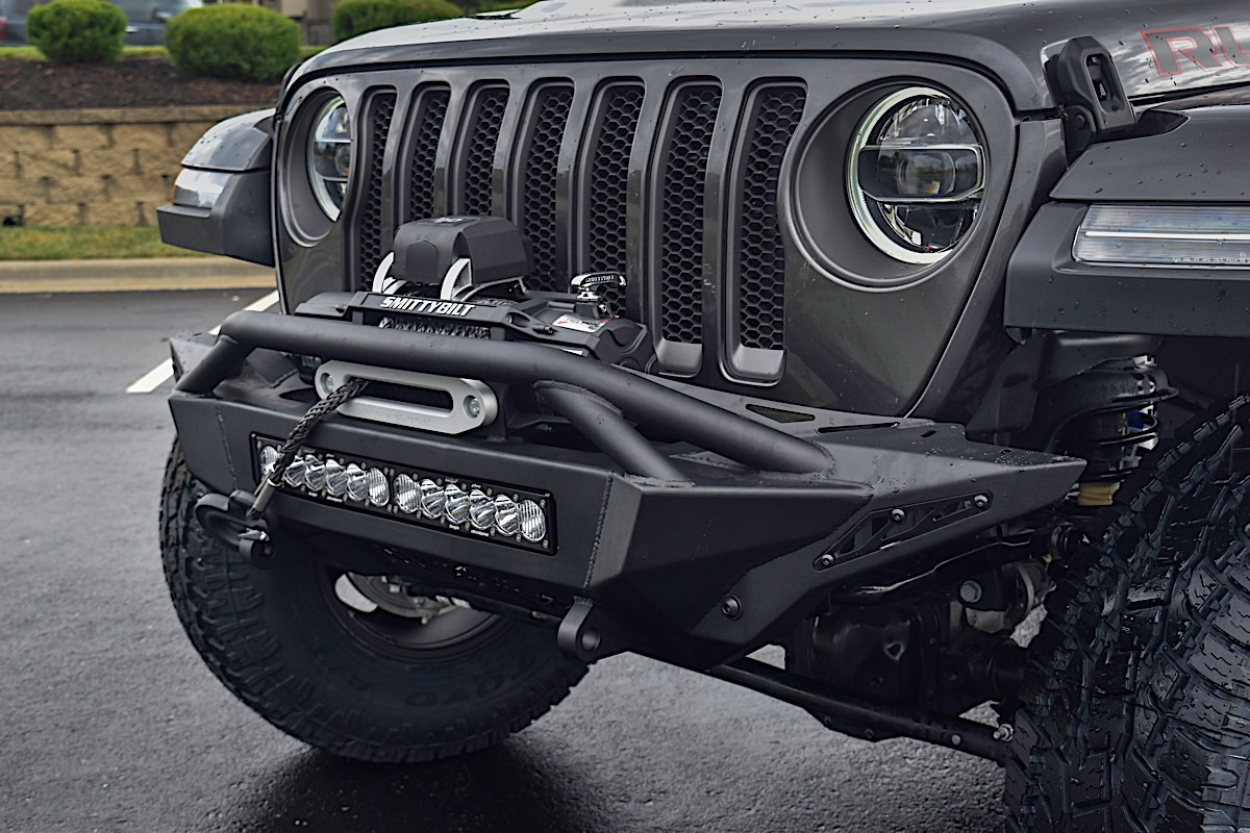 Jeep Wrangler JL com pneus Fuel Beast 17x9 ET -12 e acessórios Off-Road