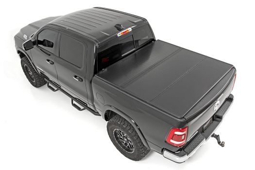 45309550A Rough Country (HARD FOLDING BED COVER | 5.5 FT BED | RAM 1500 2WD/4WD)