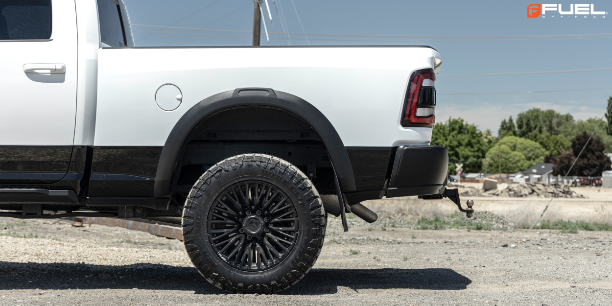 Ram 2500 con cerchi Fuel Rebar neri