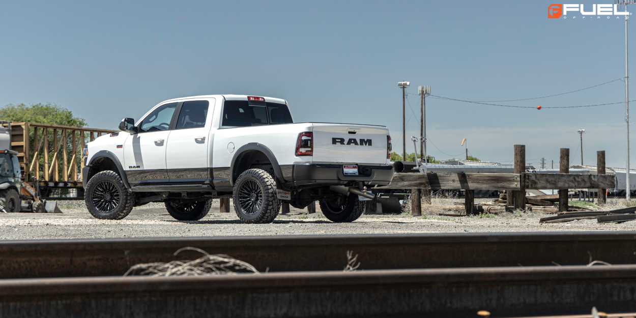Ram 2500 con cerchi Fuel Rebar neri