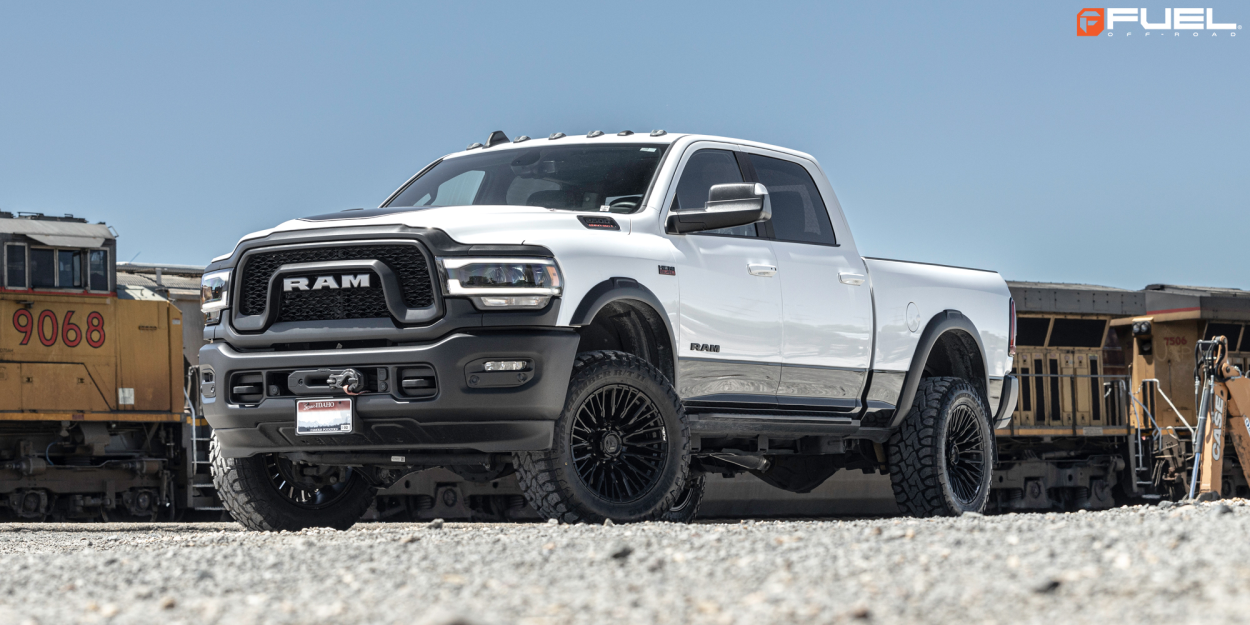 Ram 2500 con cerchi Fuel Rebar neri
