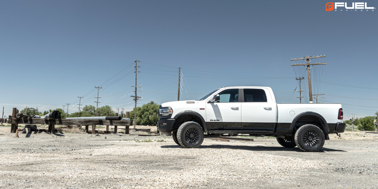 Ram 2500 con cerchi Fuel Rebar neri