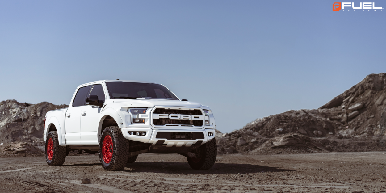 Ford F150 Raptor mit 20-Zoll-Felgen von Fuel Trigger in Candy Red und starren Nebelscheinwerfern