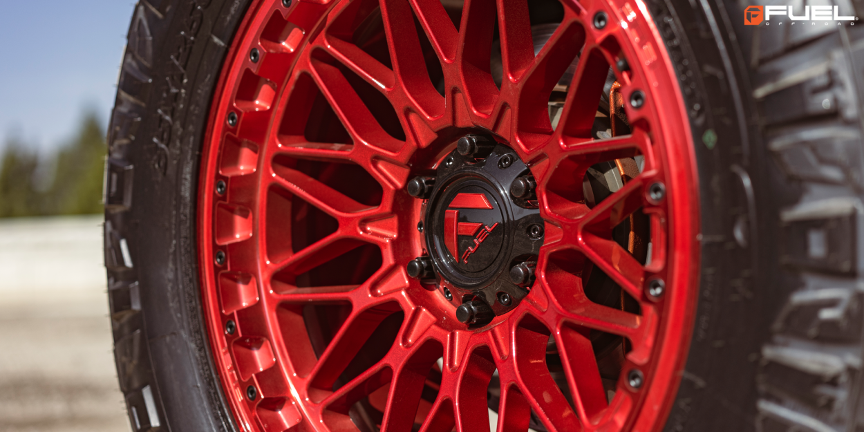 Ford F150 Raptor mit 20-Zoll-Felgen von Fuel Trigger in Candy Red und starren Nebelscheinwerfern