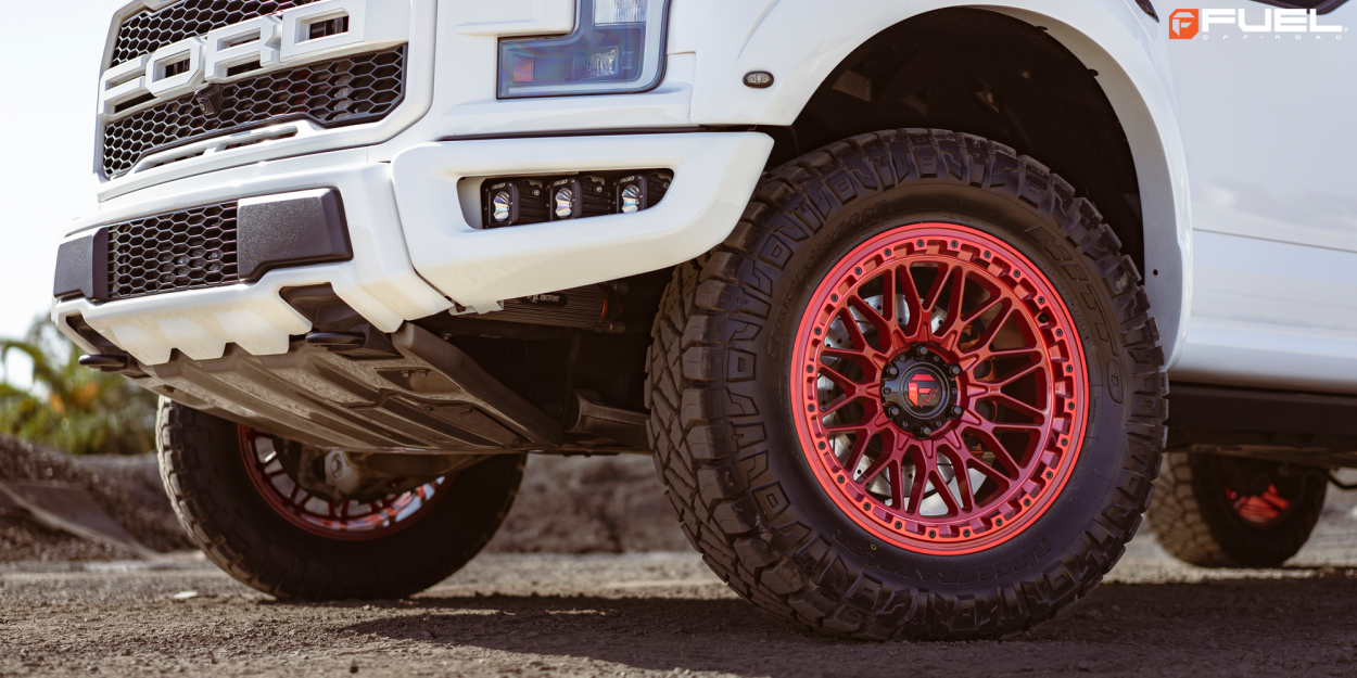 Ford F150 Raptor mit 20-Zoll-Felgen von Fuel Trigger in Candy Red und starren Nebelscheinwerfern