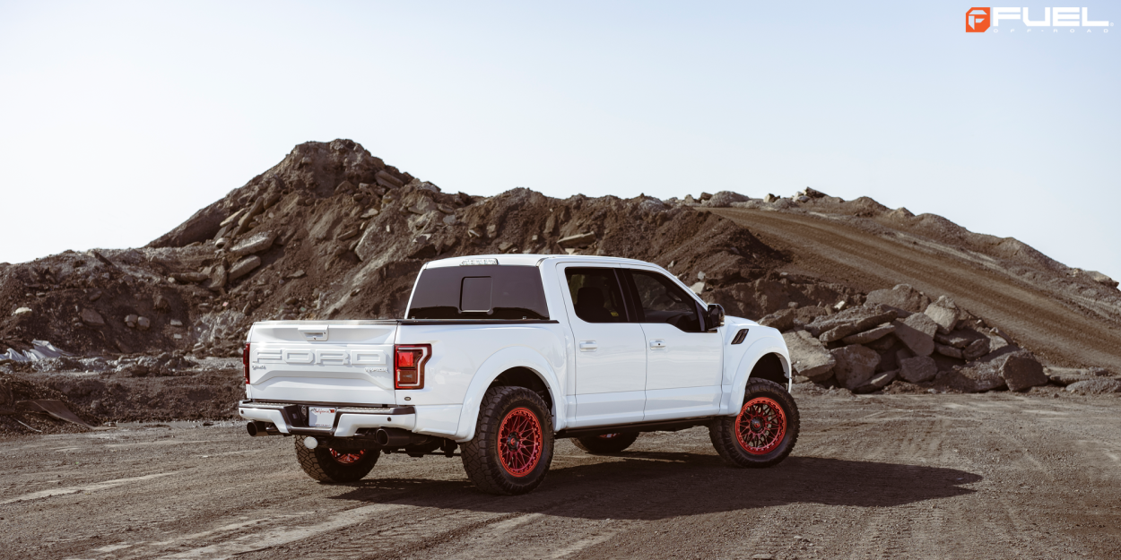 Ford F150 Raptor mit 20-Zoll-Felgen von Fuel Trigger in Candy Red und starren Nebelscheinwerfern