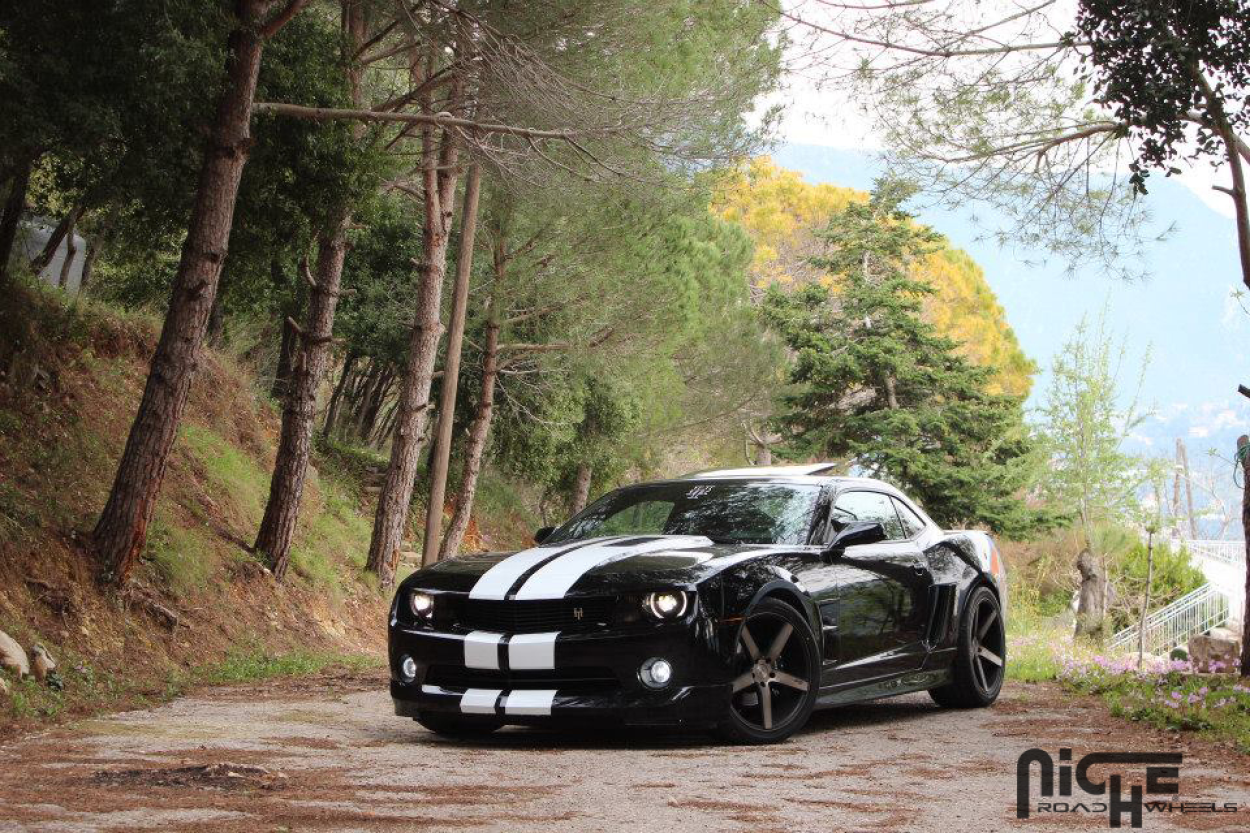 Senket Chevrolet Camaro 2012 med 20-tommers Niche Milan-felger
