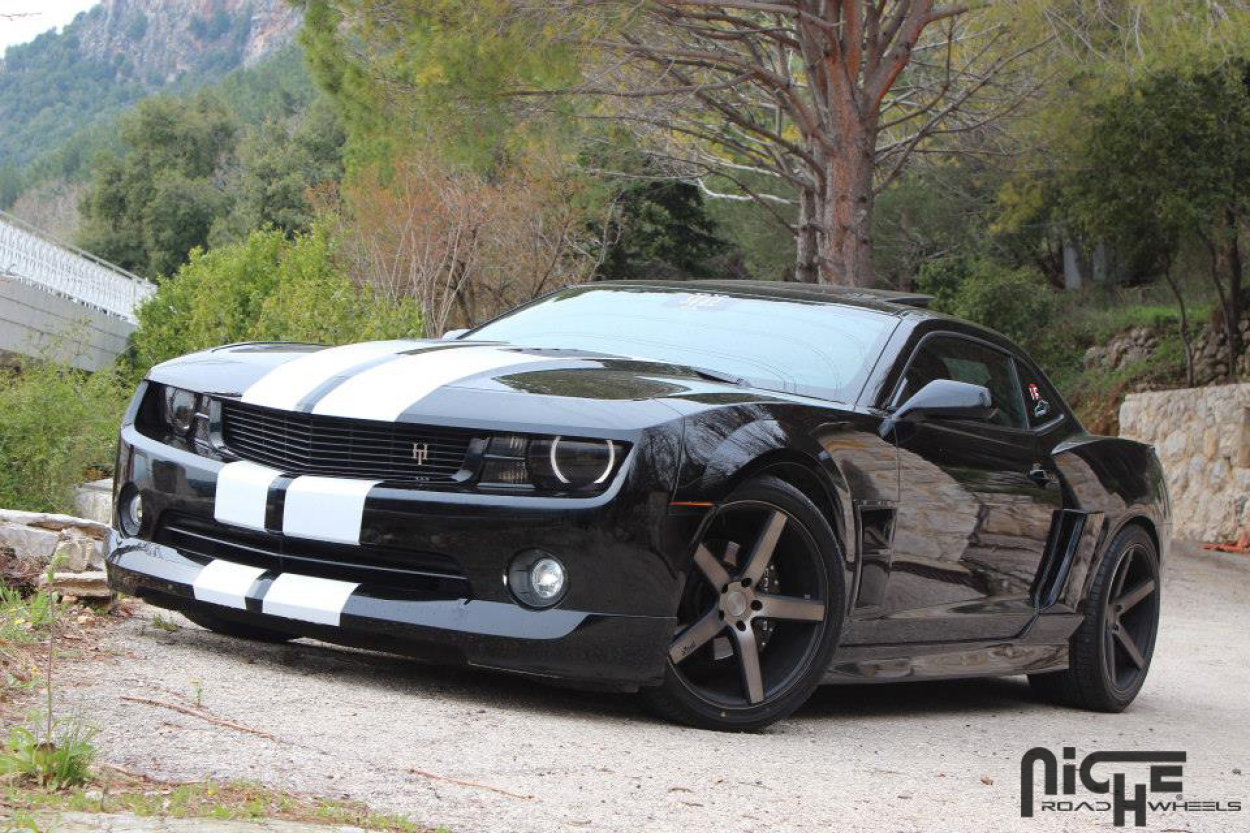Senket Chevrolet Camaro 2012 med 20-tommers Niche Milan-felger