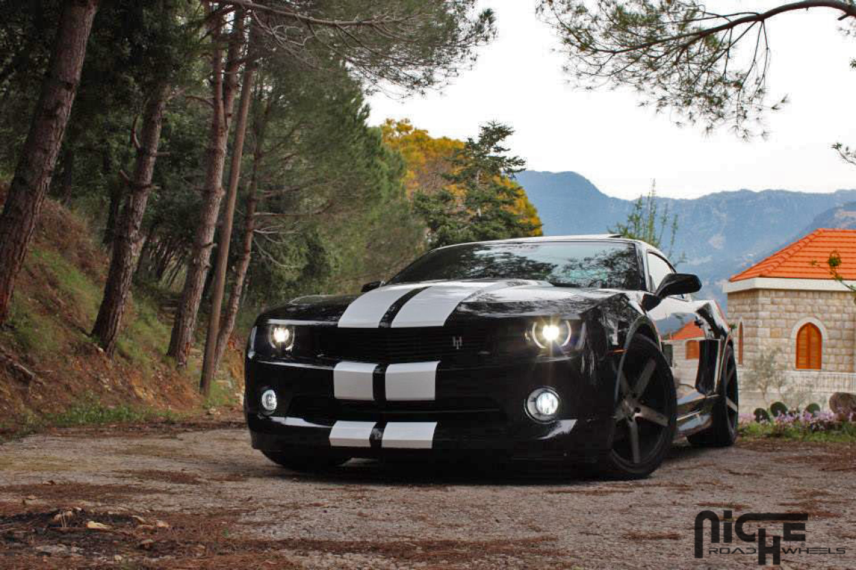 Senket Chevrolet Camaro 2012 med 20-tommers Niche Milan-felger