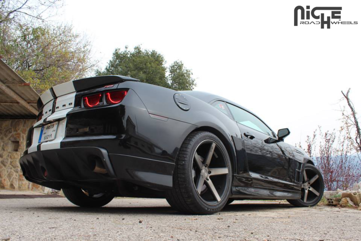 Senket Chevrolet Camaro 2012 med 20-tommers Niche Milan-felger