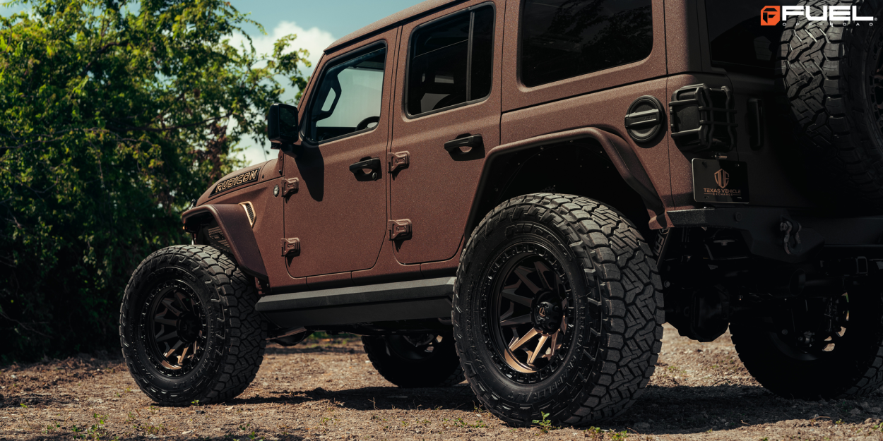 Jeep Wralgler JL cu jante Fuel Covert Bronze de 20 inch