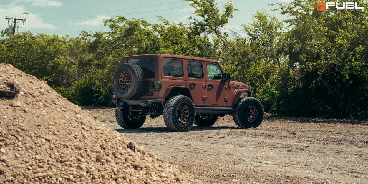 Jeep Wralgler JL cu jante Fuel Covert Bronze de 20 inch