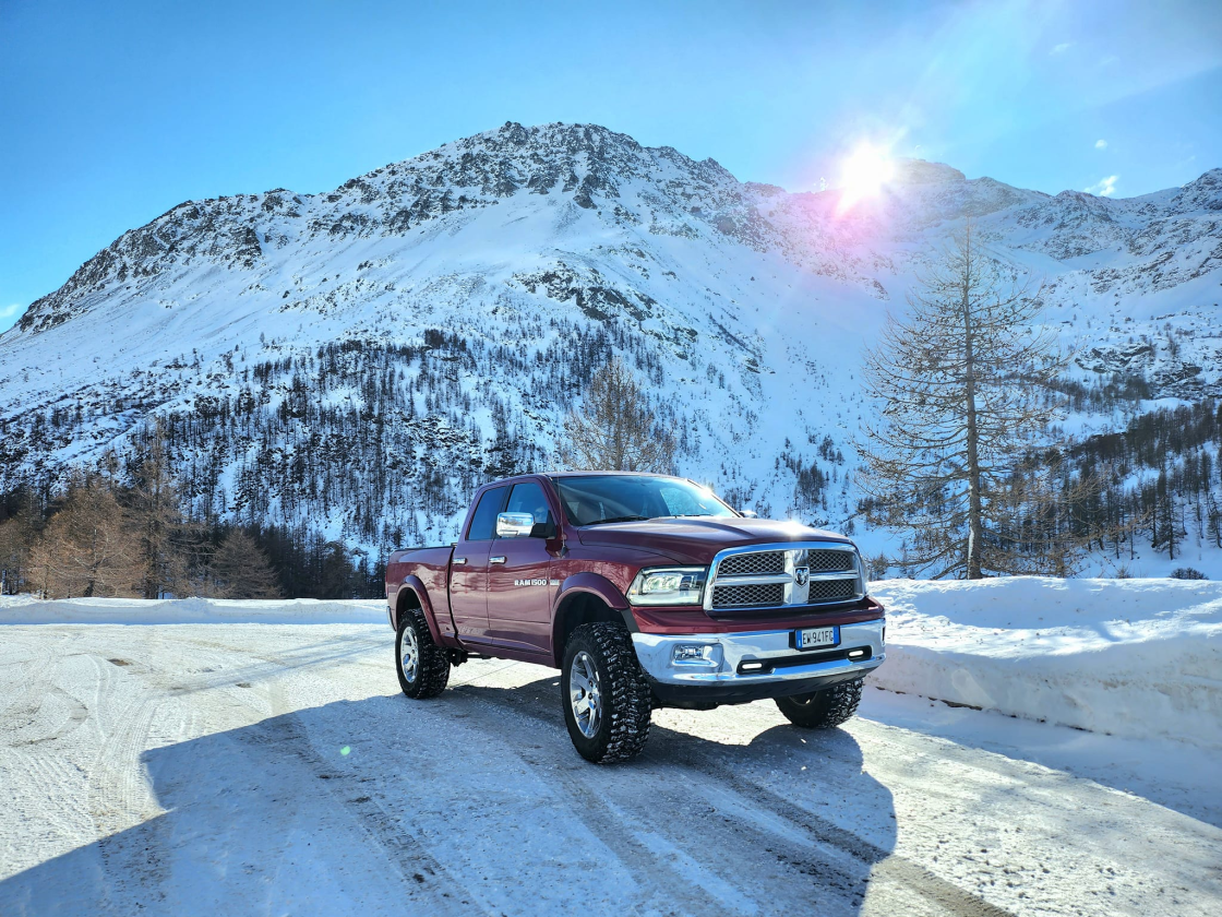 Ram 1500 Ds con fari Led e Kit Rialzo 4 pollici Rough Country