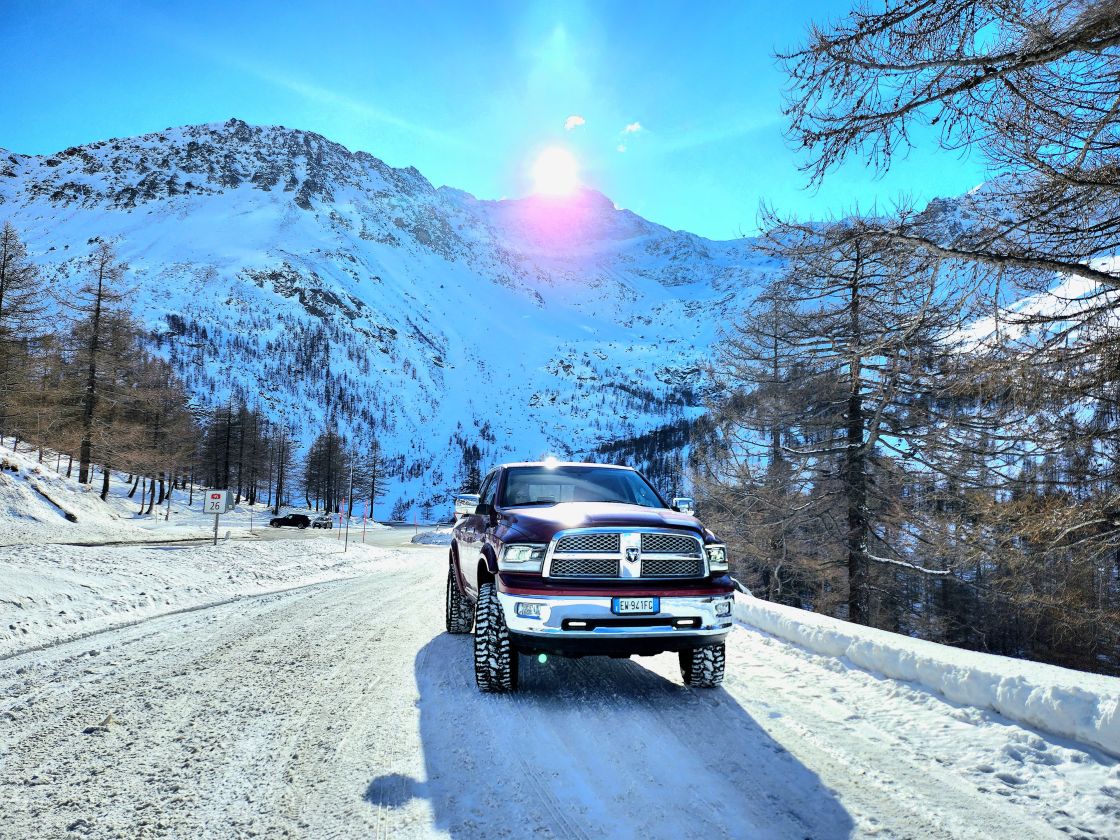 Ram 1500 Ds con fari Led e Kit Rialzo 4 pollici Rough Country