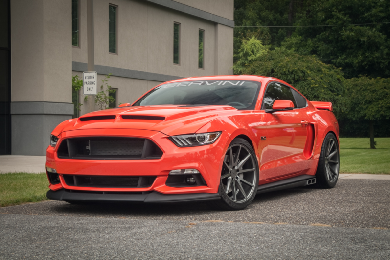 Ford Mustang GT 2015 con kit estetico Cervinis