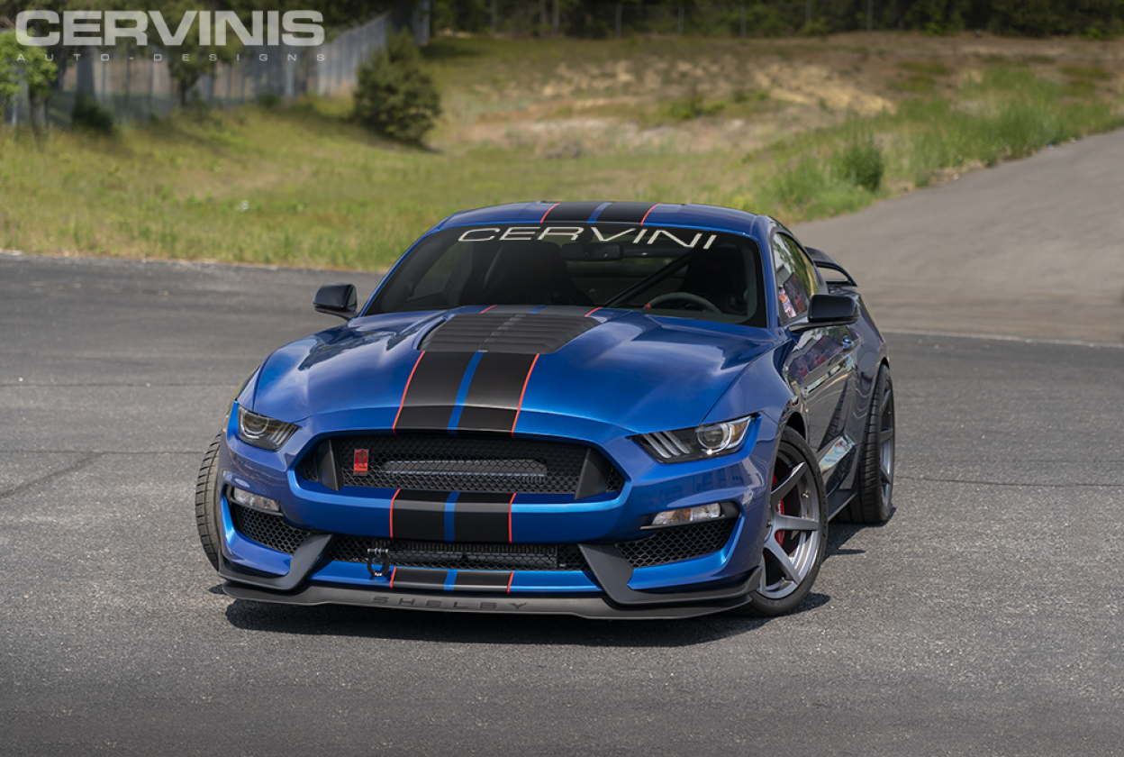Shelby GT350 2017, jossa on GT500-konepelti