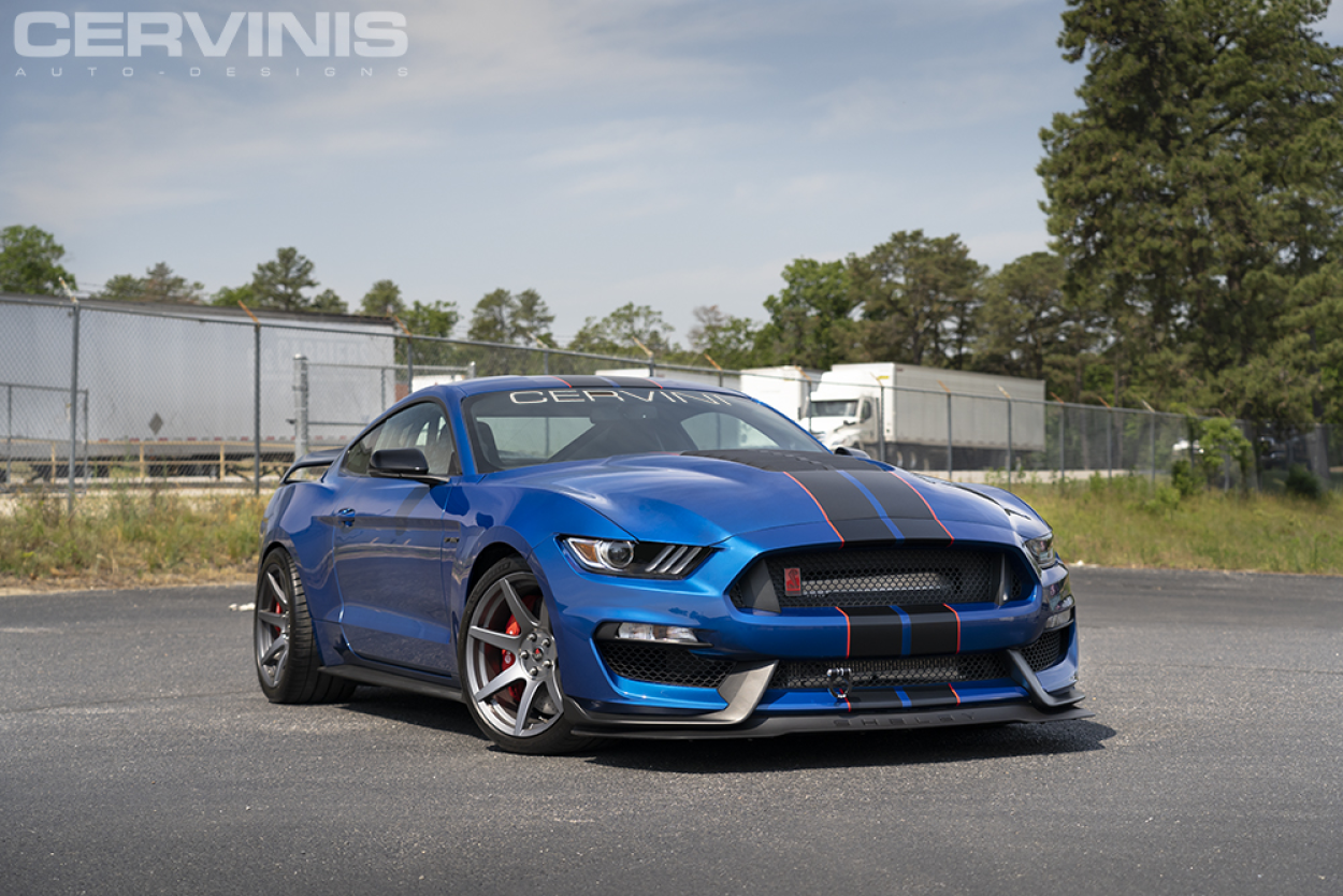 Shelby GT350 2017, jossa on GT500-konepelti
