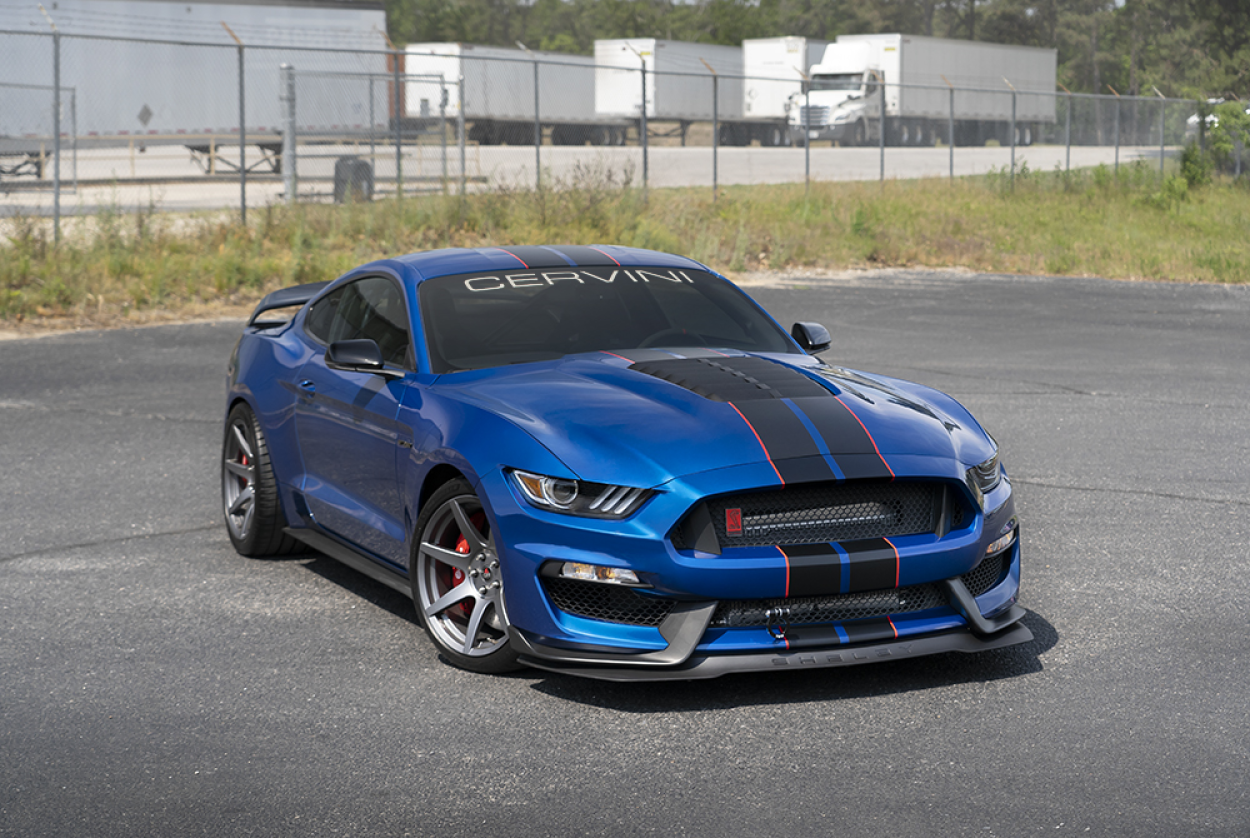 Shelby GT350 2017, jossa on GT500-konepelti