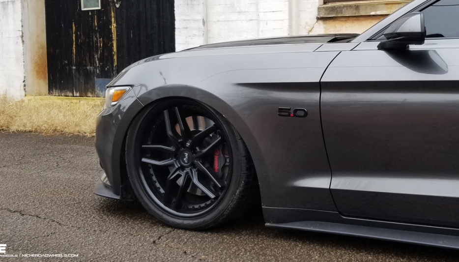 Ford Mustang GT del 2015 con Cerchi Niche Methos da 20 pollici