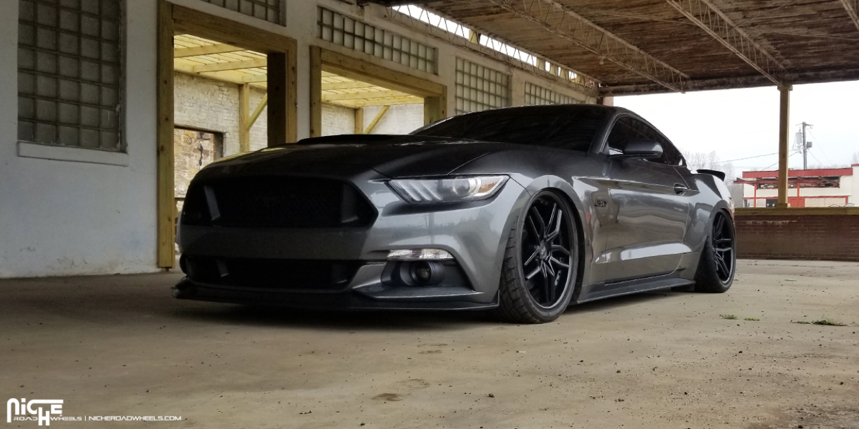 2015 Ford Mustang GT mit 20-Zoll-Felgen von Niche Methos