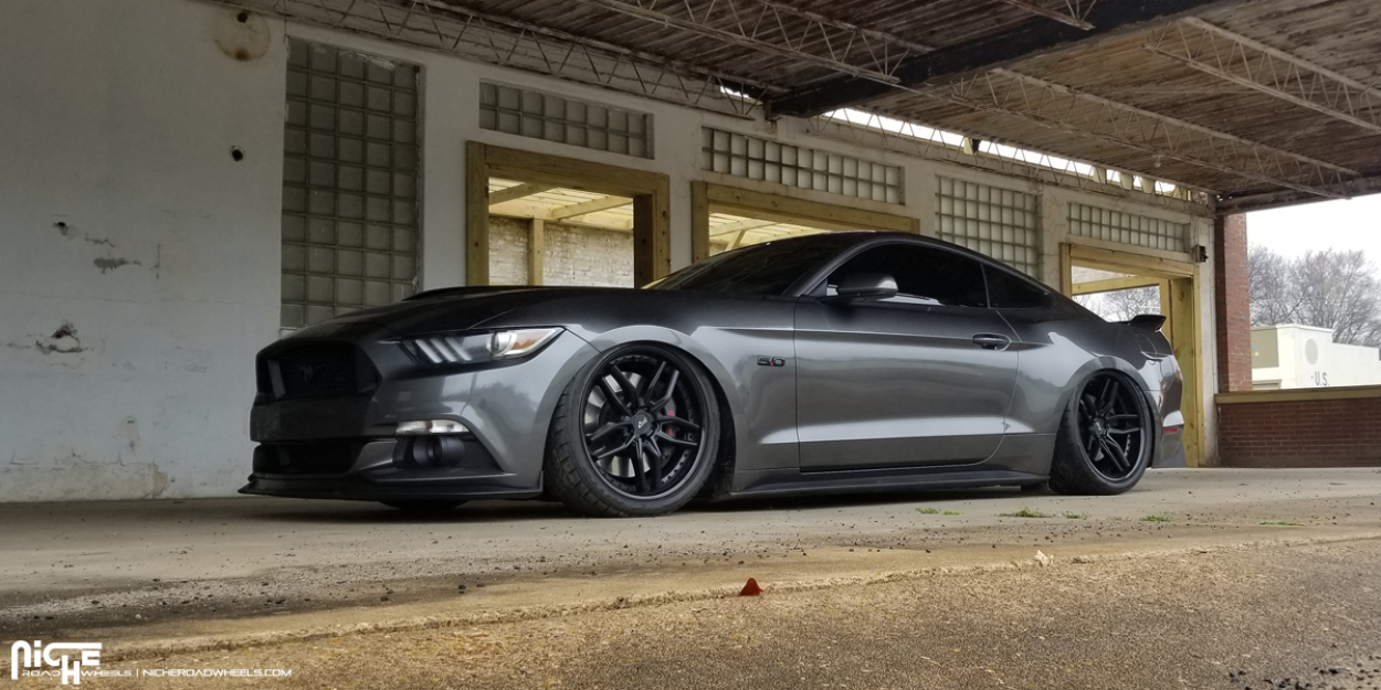 2015 Ford Mustang GT mit 20-Zoll-Felgen von Niche Methos