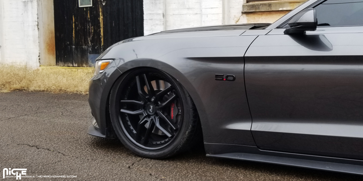 2015 Ford Mustang GT mit 20-Zoll-Felgen von Niche Methos