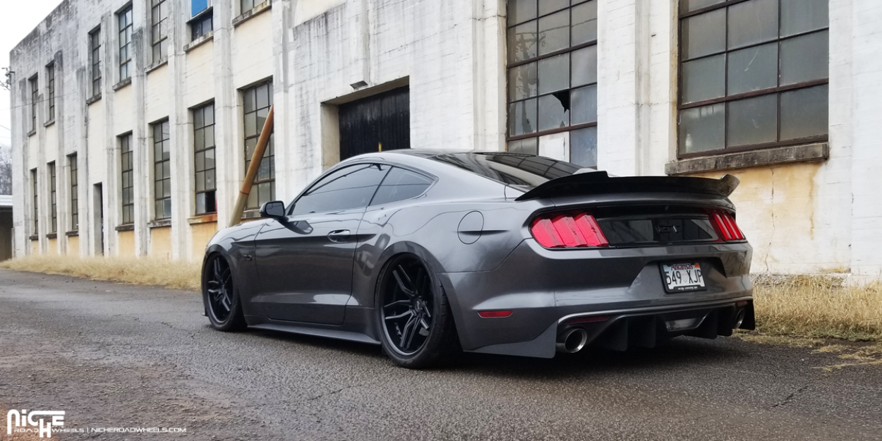 2015 Ford Mustang GT mit 20-Zoll-Felgen von Niche Methos