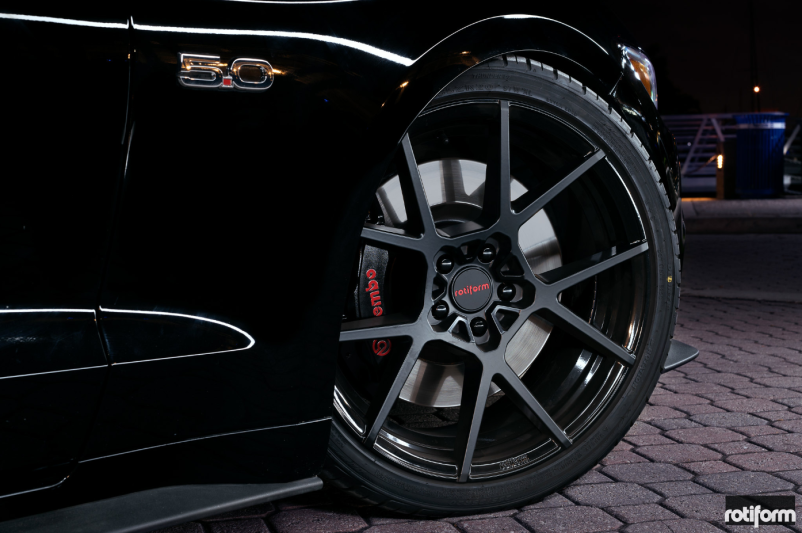 Ford Mustang GT 2015 con cerchi Rotiform KPS 20 pollici