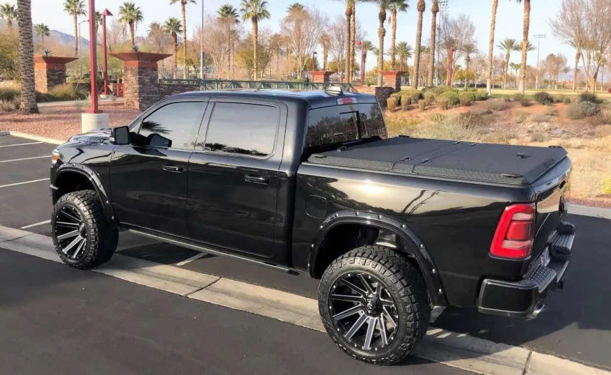 Ram 1500 DT com jantes Fuel Contra Preto mate maquinadas