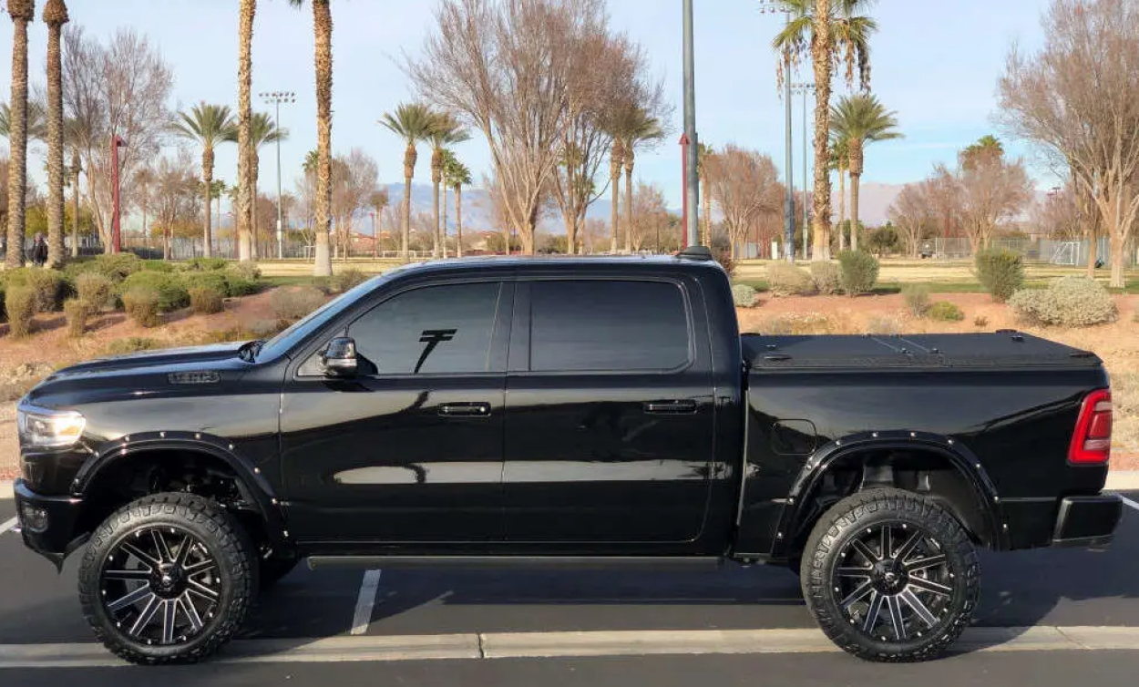 Ram 1500 DT com jantes Fuel Contra Preto mate maquinadas