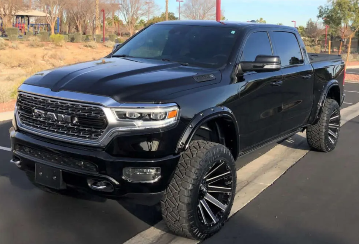 Ram 1500 DT com jantes Fuel Contra Preto mate maquinadas